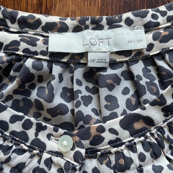 Loft women’s petite size medium leopard print blouse. - Picture 3 of 4